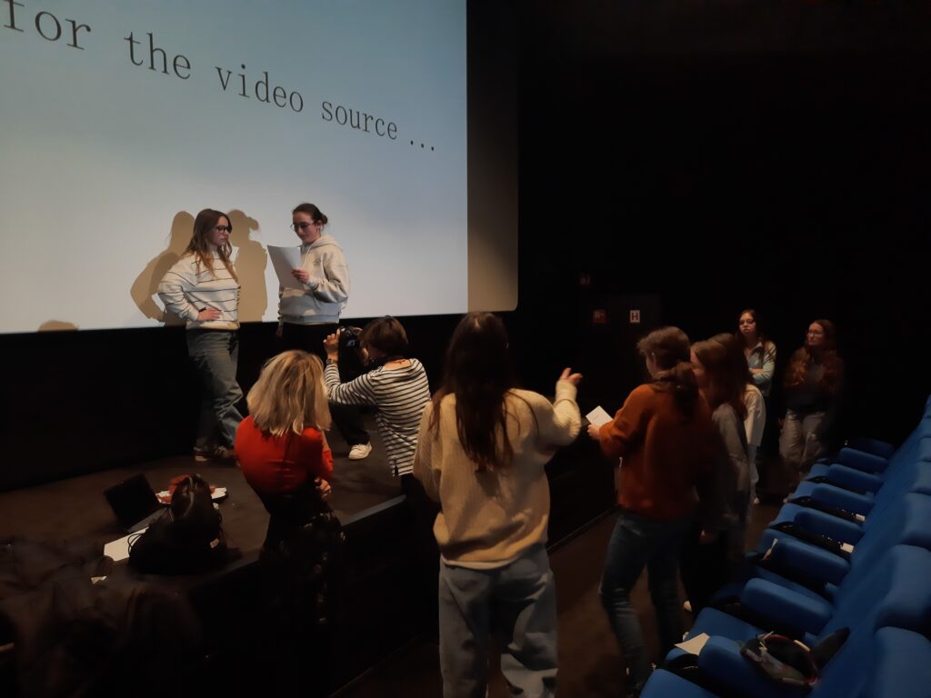 Adapter une scène connue, rédiger de nouveaux dialogues puis filmer/jouer et faire la voix off en un temps record ? Oui, C'est possible!